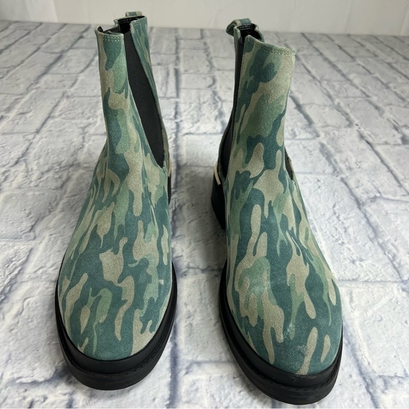 Kenneth Cole New York Levon 2.0 Welt Chelsea Boot
Olive Camouflage Ankle Boots - Picture 2 of 12